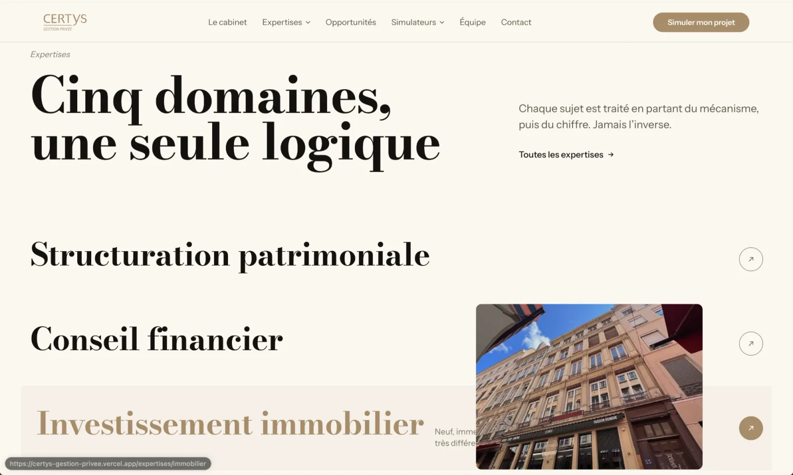 Section des expertises du site Certys : « Cinq domaines, une seule logique », les intitulés posés en très grandes lettres à empattements, une photographie d'immeuble lyonnais apparaissant au survol.