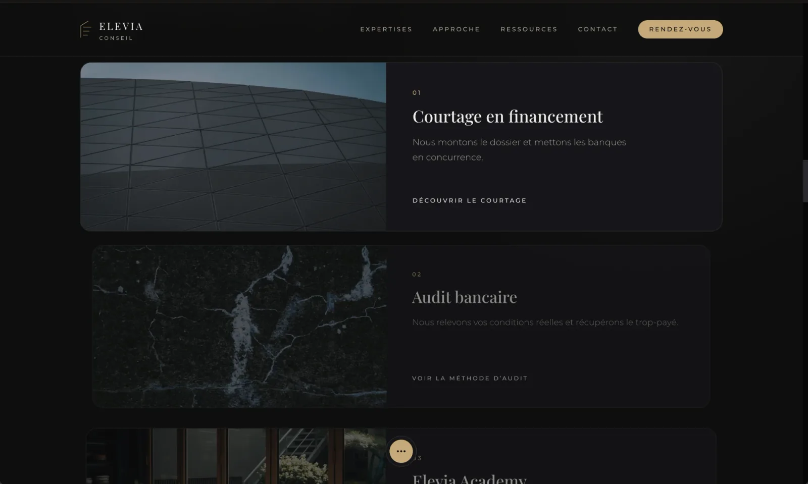 Section des expertises du site Elevia Conseil : le courtage en financement et l'audit bancaire présentés en cartes alternant photographie sombre et texte, chacune avec son lien de lecture.