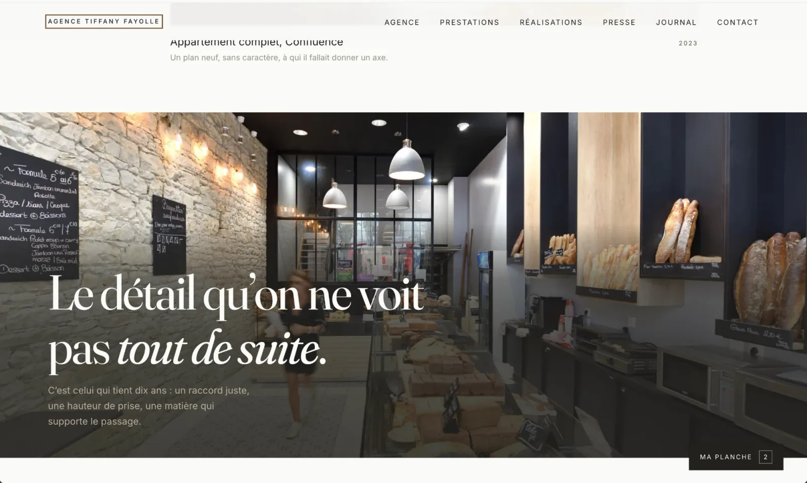 Section éditoriale du site Tiffany Fayolle : le titre « Le détail qu'on ne voit pas tout de suite » posé en blanc sur la photographie pleine largeur d'une boulangerie aménagée par l'agence.