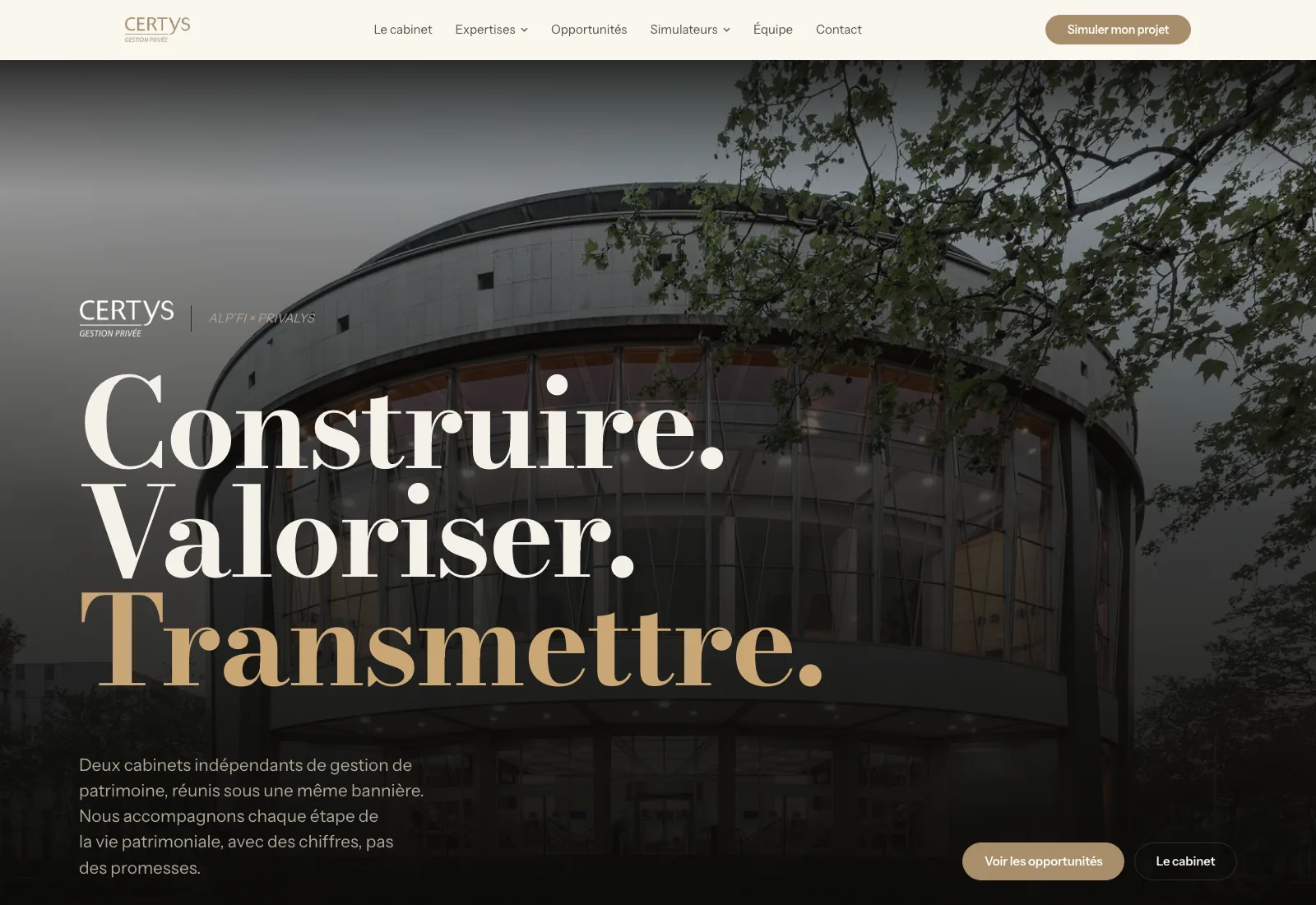 Haut de page du site Certys Gestion Privée : sur une photographie d'immeuble de bureaux au crépuscule, le titre « Construire. Valoriser. Transmettre. » en très grandes lettres, le dernier mot en doré.
