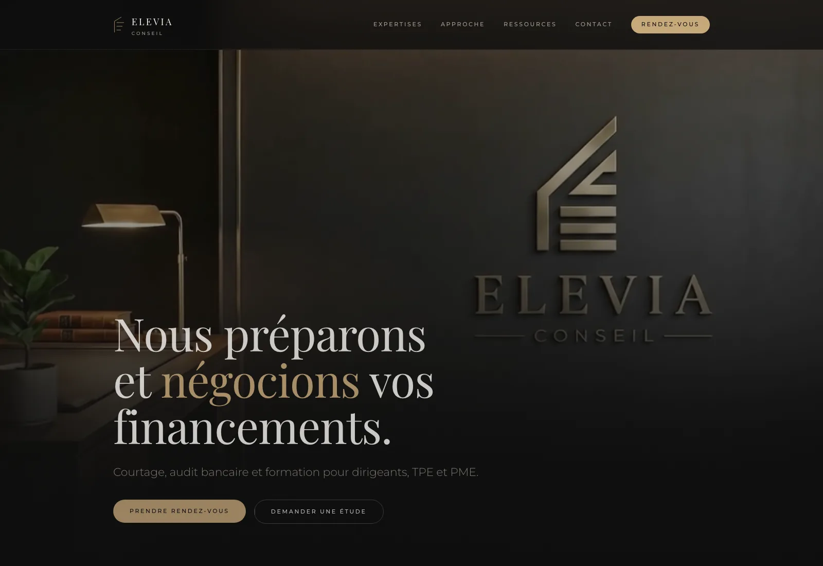 Haut de page du site Elevia Conseil : sur une photographie sombre de double porte en bois éclairée, le titre « Nous préparons et négocions vos financements » en caractères à empattements clairs, le mot « négocions » détaché en doré.